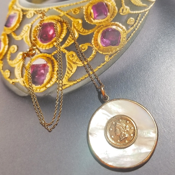 VTG Gold Vermeil Queen Liberty Coin Mother of Pearl Necklace - Picture 4 of 6